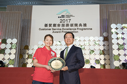 今年「個人卓越獎-年度最佳顧客服務」殊榮由拉格代爾旅行零售香港有限公司的李碧琪奪得。